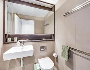 City Vibes With City Views - Pool, Gym, Yoga - Super Central