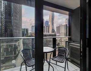 City Vibes With City Views - Pool, Gym, Yoga - Super Central