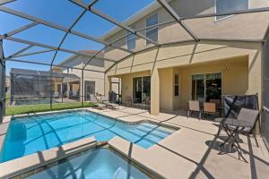 6 Bedrooms 5 Bath home in the beautiful Paradise Palms Resort