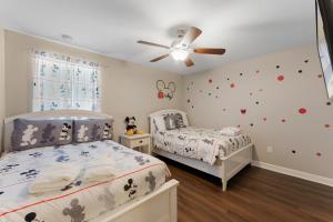 6 Bedrooms 5 Bath home in the beautiful Paradise Palms Resort