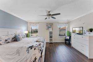 6 Bedrooms 5 Bath home in the beautiful Paradise Palms Resort