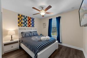 6 Bedrooms 5 Bath home in the beautiful Paradise Palms Resort