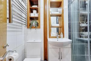 Quirky 2-Bed Brentwood Home Near High St & Station - With Parking