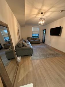 1BR in Hollywood w patio & parking!!