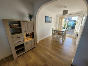 Seaview house - Three bedroom house with close access to beach by Catchpole Stays