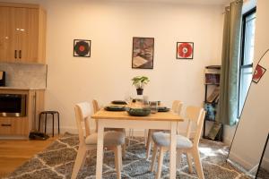 Stylish 2BD Brooklyn Retreat with Backyard & Basement