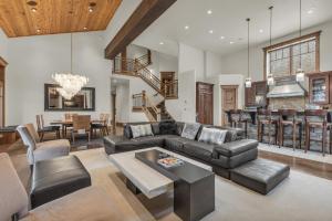 Luxe Park City Escape Hot Tub & Theater