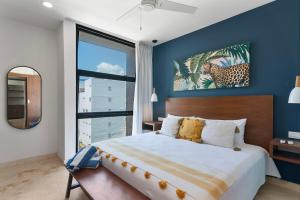 Spacious 2 bedroom apartment on 5th Avenue, steps from the sea