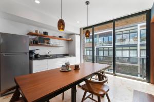 Spacious 2 bedroom apartment on 5th Avenue, steps from the sea