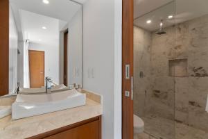 Spacious 2 bedroom apartment on 5th Avenue, steps from the sea