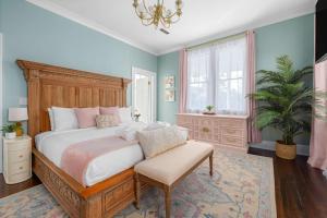 Hot Tub & Rooftop & Parking - 3 Blocks to King