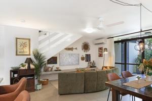 Villa Palma - A Leafy Chic Retreat by the Foreshore