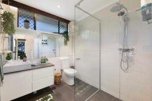 Villa Palma - A Leafy Chic Retreat by the Foreshore