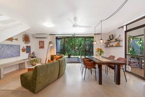 Villa Palma - A Leafy Chic Retreat by the Foreshore