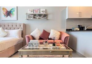 Soho Saadiyat Island Poolside Luxury Retreat - Moments from Louvre Abu Dhabi