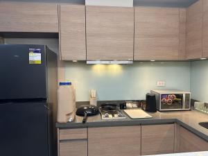 Awesome Sunset View in Venice Mall Suite with PS5 30th edition, Walk to Everything, 5 mins away to BGC, DisneyPlus, Prime Video, HBO Max