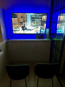 Awesome Sunset View in Venice Mall Suite with PS5 30th edition, Walk to Everything, 5 mins away to BGC, DisneyPlus, Prime Video, HBO Max