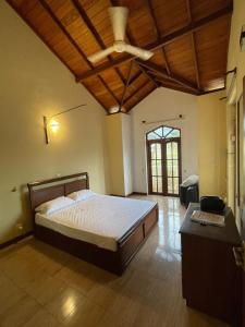 Lake Lodge 4 bed rooms spacious house with 3 Bath