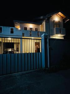 Lake Lodge 4 bed rooms spacious house with 3 Bath