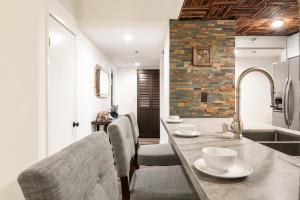 Spacious 2 Bedroom Condo in DTLA, Large Private Patio, Pets Welcomed