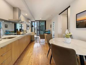 Premium 26th Floor CBD Luxury Apartment