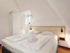 Comfortable Waterfront Park Retreat