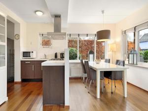 Comfortable Waterfront Park Retreat