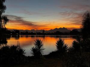 Serene waterfront escape! Luxury, King bed!