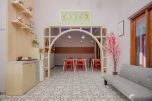 Urbanview Livy House Blitar