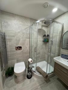 Velvet Leaf Retreat - 2 Bedrooms, 3 Beds, Ensuites, Park Views, Free Parking