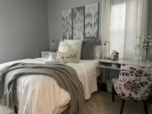 Cozy, 1st floor apartment 2bdrms Plus Semi Private room with Futon Pets with fee Family Friendly Close to Everything