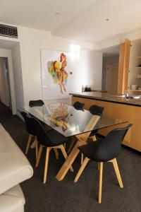 Fabulous three bedroom apartment close to Crown Casino - min two night stay