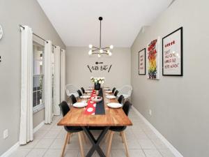 Castle Keys Salt Water Pool Home 10 mins to Disney