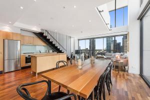 Incredible City Views in Convenient CBD Apartment