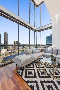 Incredible City Views in Convenient CBD Apartment
