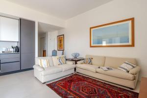 Seafront balcony Aci Castello, Private parking