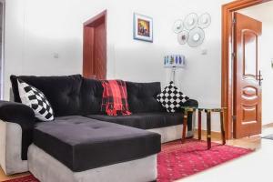 Chic City Apt with attached Private Bath 5km toUN