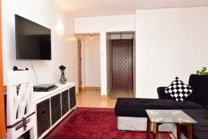 Chic City Apt with attached Private Bath 5km toUN