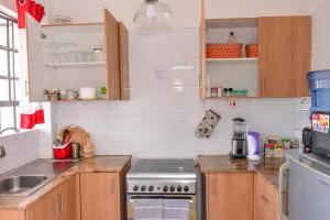 Chic City Apt with attached Private Bath 5km toUN