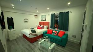 70A Walsall Stylish 1 Bedroom King Size And Sofa bed 3 sleeps WiFi & Garden M5-M6 6 min away