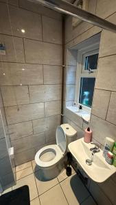 70A Walsall Stylish 1 Bedroom King Size And Sofa bed 3 sleeps WiFi & Garden M5-M6 6 min away