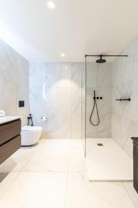 Mercury Suite Designer Apartment with Pool Access