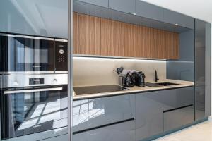 Mercury Suite Designer Apartment with Pool Access