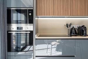 Mercury Suite Designer Apartment with Pool Access