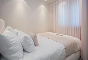 Near Hongik University Station and Mangwon Market Spacious living room and special tea room