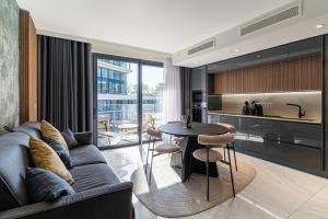 Mercury Suite Designer Apartment with Pool Access