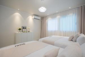 Near Hongik University Station and Mangwon Market Spacious living room and special tea room