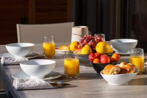 Beautiful 2-Br Apartment Sea View Beaches Within Walking Distance