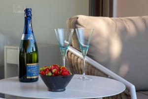 Beautiful 2-Br Apartment Sea View Beaches Within Walking Distance