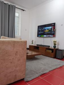 Home 2 minutes drive to airport